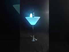 Mobiliário de bar de LED brilhante ilumina mesa e cadeiras de cocktail