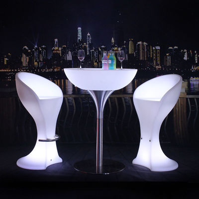 Cadeiras e mesas de cocktail iluminadas sem fio
