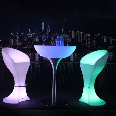 Cadeiras e mesas de cocktail iluminadas sem fio