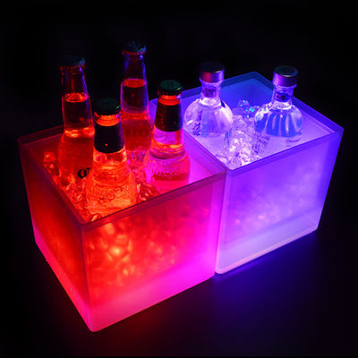 Um balde de gelo LED quadrado moderno, de duas camadas, iluminado, balde de champanhe transparente.