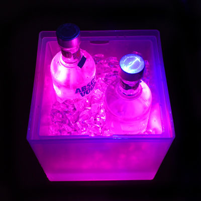 Um balde de gelo LED quadrado moderno, de duas camadas, iluminado, balde de champanhe transparente.