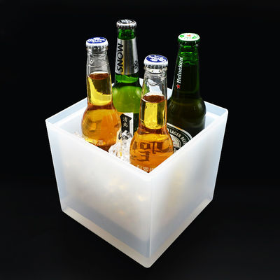 Um balde de gelo LED quadrado moderno, de duas camadas, iluminado, balde de champanhe transparente.