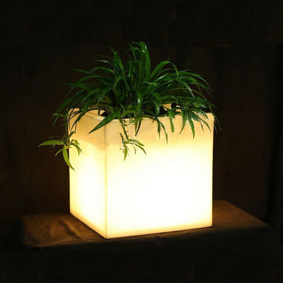 Caldeira de gelo LED iluminada de plástico PE quadrado / pote de flores LED / plantação de flores