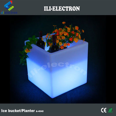 Caldeira de gelo LED iluminada de plástico PE quadrado / pote de flores LED / plantação de flores