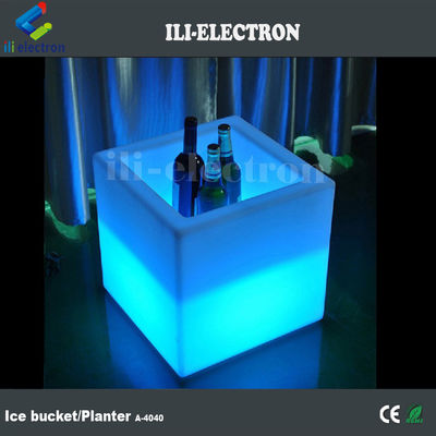Caldeira de gelo LED iluminada de plástico PE quadrado / pote de flores LED / plantação de flores