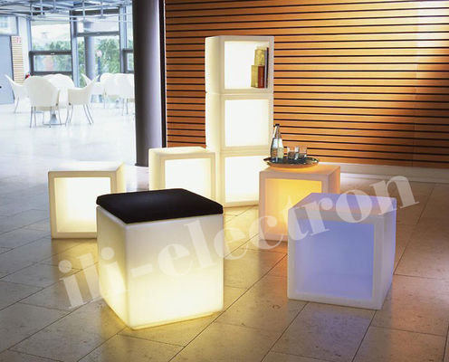 Caldeira de gelo LED iluminada de plástico PE quadrado / pote de flores LED / plantação de flores