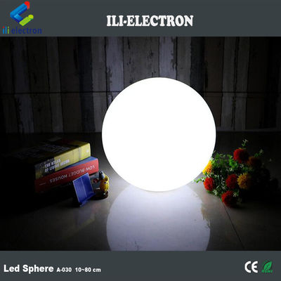 Esferas luminosas de plástico iluminadas