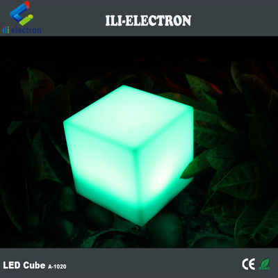 Lâmpada de cubo LED de plástico colorido à prova d'água com controle remoto