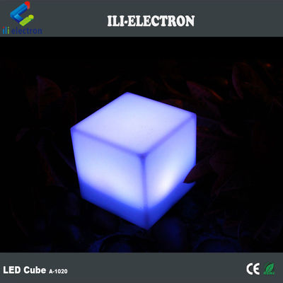 Lâmpada de cubo LED de plástico colorido à prova d'água com controle remoto
