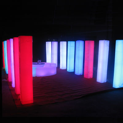 Pilares de evento iluminados para casamento e festa