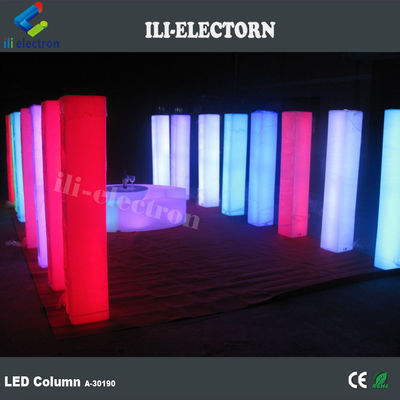 Pilares de evento iluminados para casamento e festa