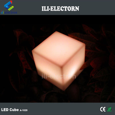 Lâmpada de mesa de forma de pequeno cubo iluminada com plástico PE