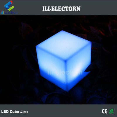 Lâmpada de mesa de forma de pequeno cubo iluminada com plástico PE