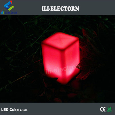 Lâmpada de mesa de forma de pequeno cubo iluminada com plástico PE