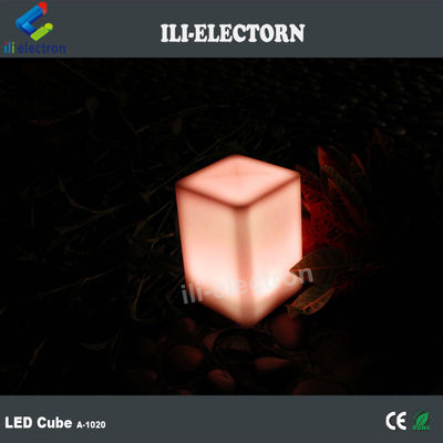 Lâmpada de mesa de forma de pequeno cubo iluminada com plástico PE