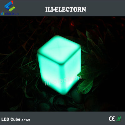 Lâmpada de mesa de forma de pequeno cubo iluminada com plástico PE