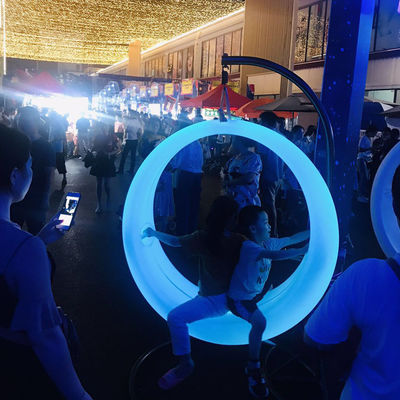 Instalação de entretenimento Balanços LED com estrutura suspensa