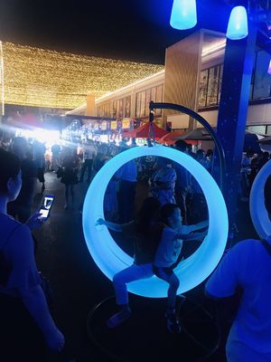 Instalação de entretenimento Balanços LED com estrutura suspensa