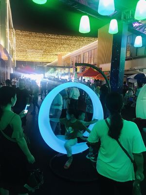 Instalação de entretenimento Balanços LED com estrutura suspensa