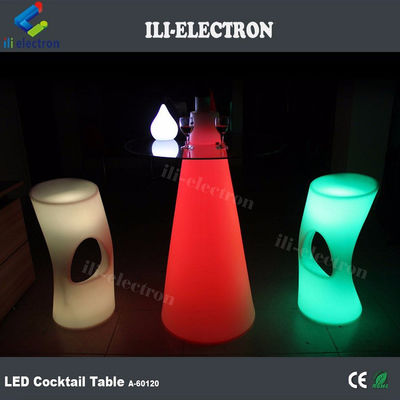 LEDs coloridos iluminam mesas de cocktail recarregáveis para festa