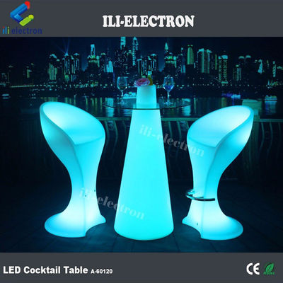 LEDs coloridos iluminam mesas de cocktail recarregáveis para festa