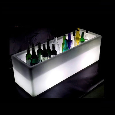 Um balde de gelo brilhante, um refrigerador de vinho com bateria de lítio recarregável.