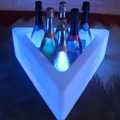 PE plástico triangular LED balde de gelo 16 cores mudando bateria de lítio recarregável