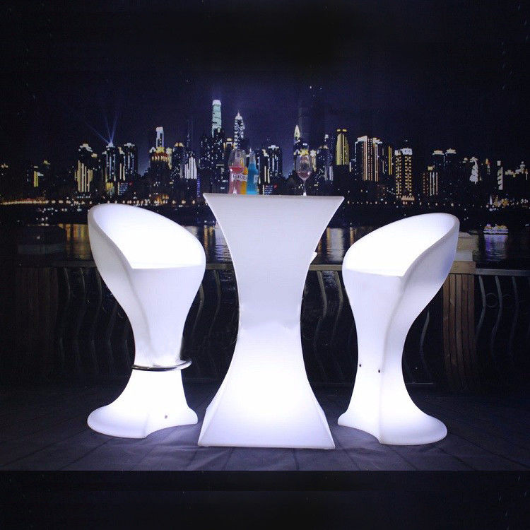 Mobiliário para eventos de cor laranja, de plástico, com mesa de cocktail para eventos