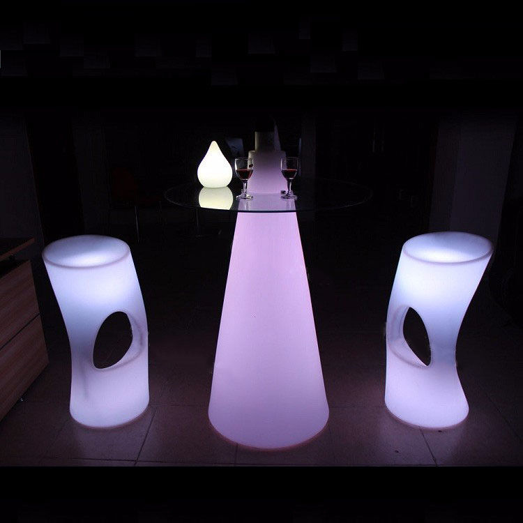 LEDs coloridos iluminam mesas de cocktail recarregáveis para festa