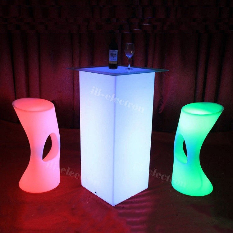 Outdoor LED Light Cocktail Table Material de plástico PE de alto cubo com controle remoto