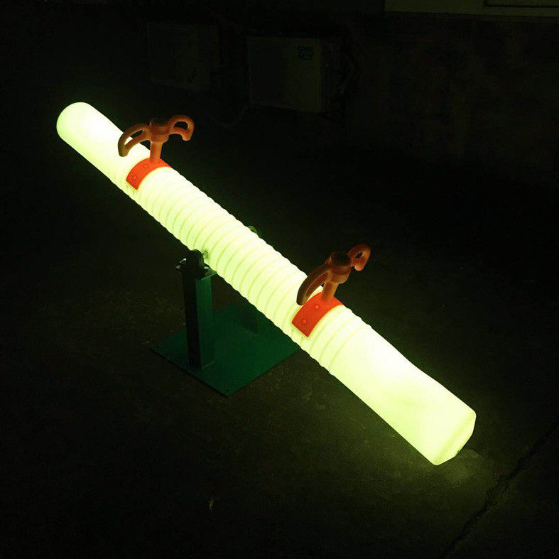 Mudança de cor de plástico LED iluminado balanço para a escola