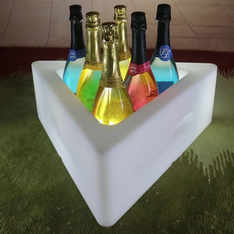PE plástico triangular LED balde de gelo 16 cores mudando bateria de lítio recarregável